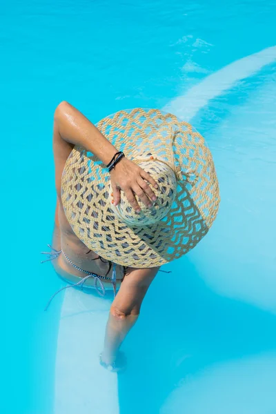 여자는 수영장에서 휴식 이다 — 스톡 사진