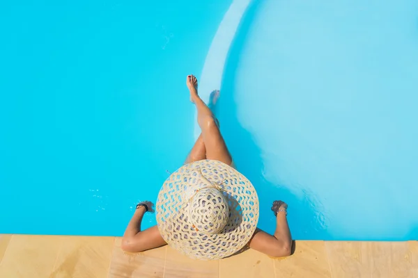 A girl is relaxing in a swimming pool — Stock Photo, Image