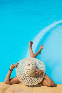 bir kızın rahatlatıcı bir yüzme havuzunda