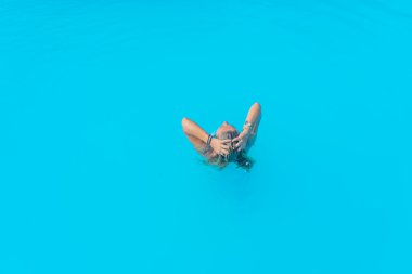  bir kadın bikini yüzme havuzunda görünümünü