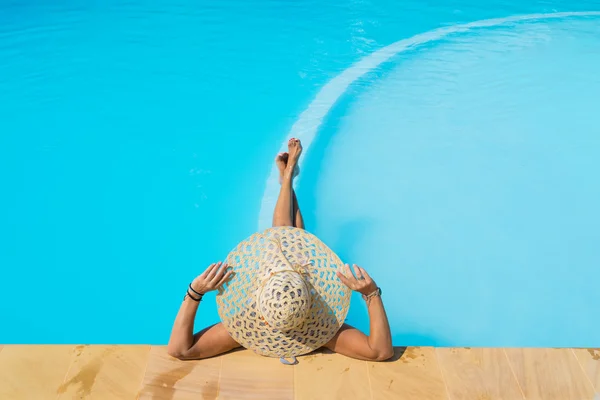 Ein Mädchen entspannt sich im Swimmingpool — Stockfoto