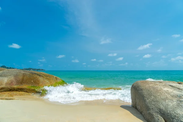 Dimineaţă însorită pe plaja Lamai. Koh Samui . — Fotografie, imagine de stoc