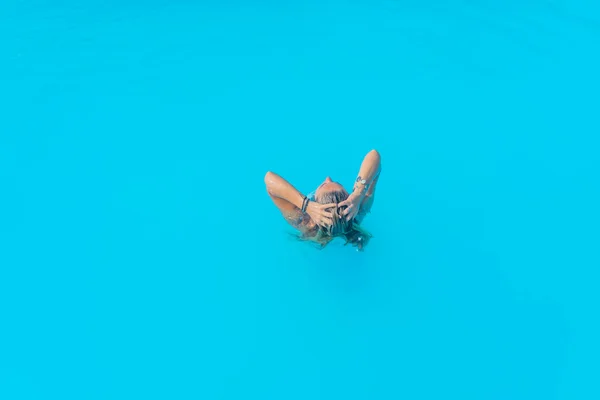 View of a woman in bikini at the swimming pool — Stock Photo, Image