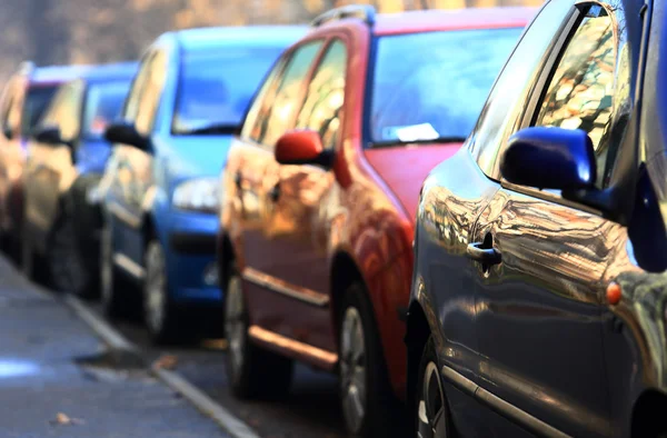 Cars in row in car park — Stock Photo, Image