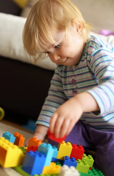 Kind Speelt Lego Stenen Vloer — Stockfoto