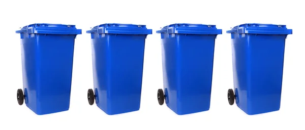 Čtyři modré popelnice izolovaných na bílém — Stock fotografie