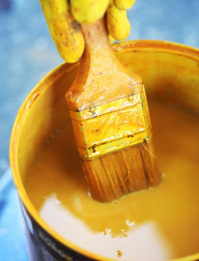 Fırça ile boya ile kova