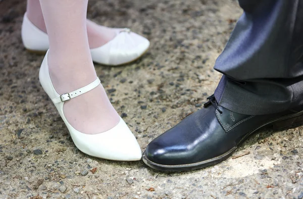 Perna e sapatos de casal de casamento ao ar livre — Fotografia de Stock