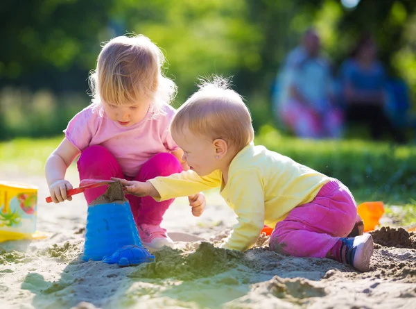 Twee Kinderen Spelen Zandbak — Stockfoto