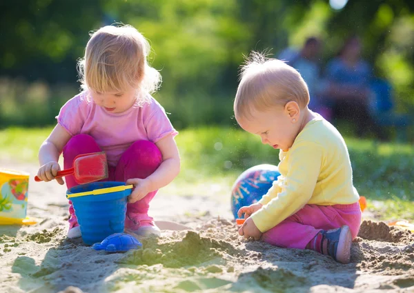 Twee Kinderen Spelen Zandbak — Stockfoto