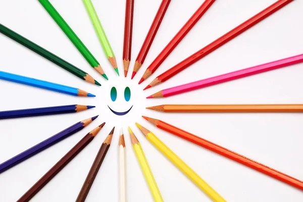 Crayons colorés sur fond blanc — Photo