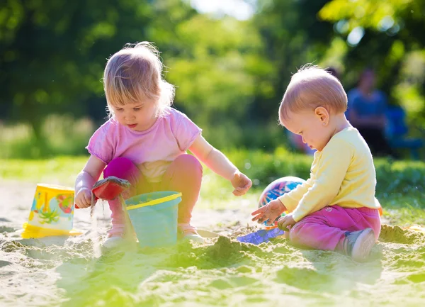 Zwei Kinder Spielen Sandkasten — Stockfoto