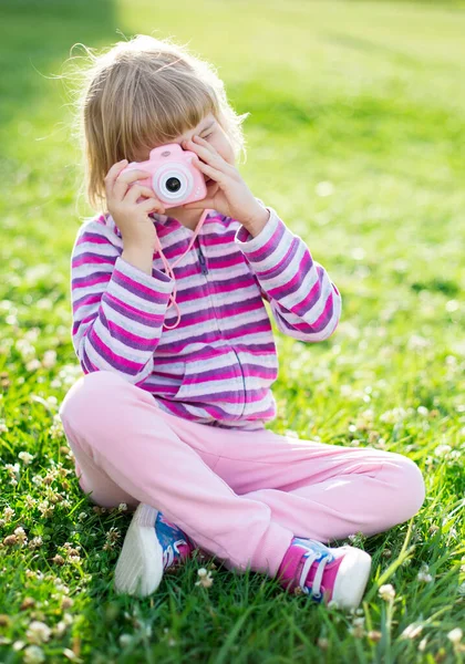 楽しいです若い女の子と一緒に写真を撮る子供の写真デジタルカメラ屋外 — ストック写真