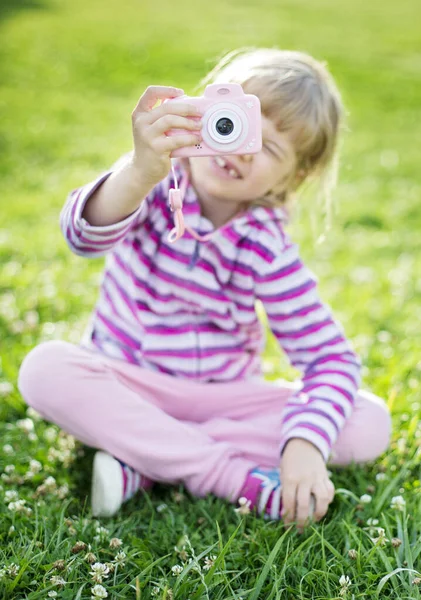 Vidám Fiatal Lány Fotózás Gyermek Fotó Digitális Fényképezőgép Szabadban — Stock Fotó