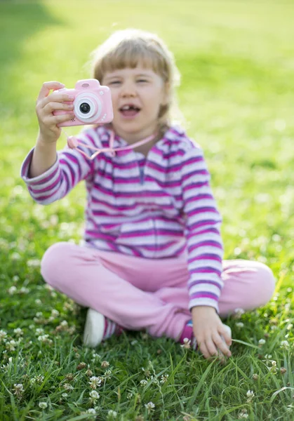 快乐的小女孩在户外用儿童摄影数码相机拍照 — 图库照片