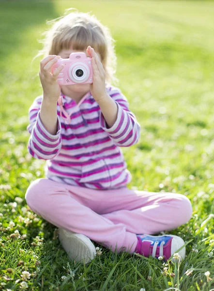 Neşeli Genç Kız Dışarıda Çocuk Fotoğraf Makinesiyle Fotoğraf Çekiyor — Stok fotoğraf