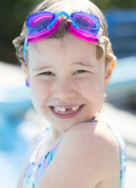 Glimlachend Kind Met Bril Het Strand — Stockfoto