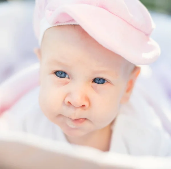 Tatlı Yeni Doğmuş Bebek Bebek Bebek Arabasında Yatıyordu — Stok fotoğraf