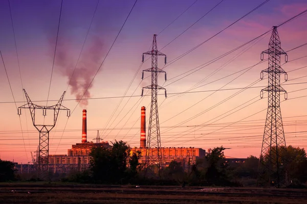 Central Elétrica Com Chaminé Para Fumar Entre Fios Elétricos — Fotografia de Stock