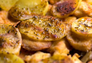 Üstünde baharatlı kızarmış patates var.