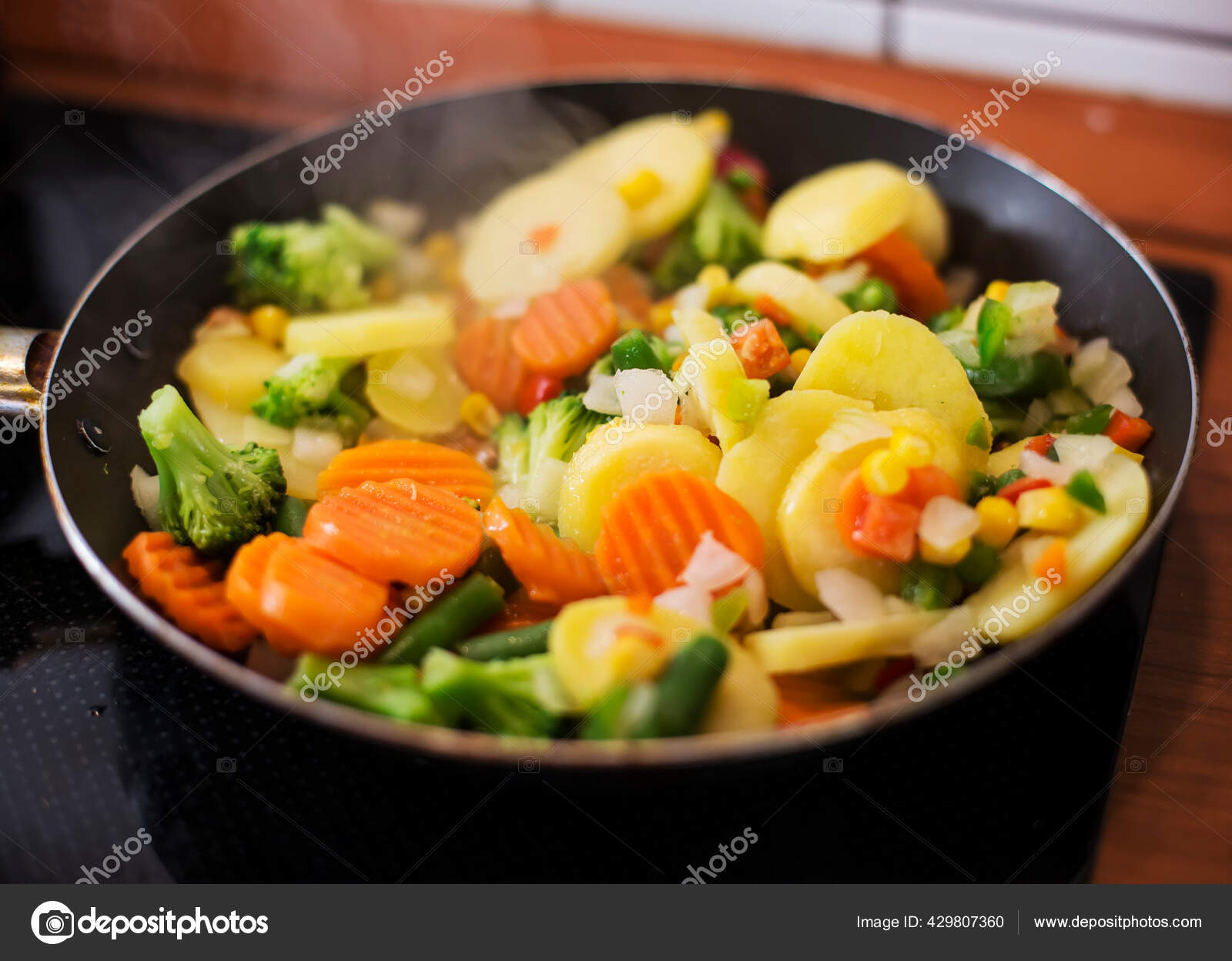 Légumes Mélangés Bouillis Dans Une Poêle image libre de droit par joruba75 © 429807360