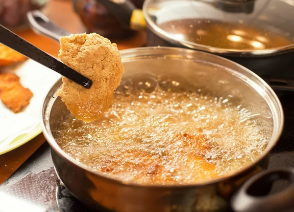 家庭で食用油で焼いたフライドチキン — ストック写真