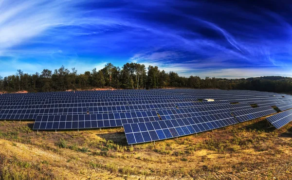 Paisaje Panorámico Con Granja Paneles Solares Fotovoltaicos — Foto de Stock