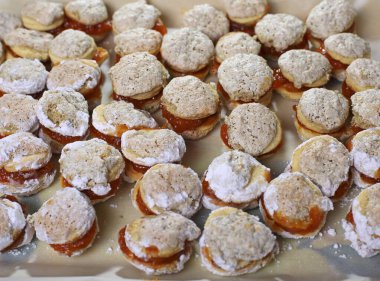 Reçelle dolu bir sürü küçük kek.