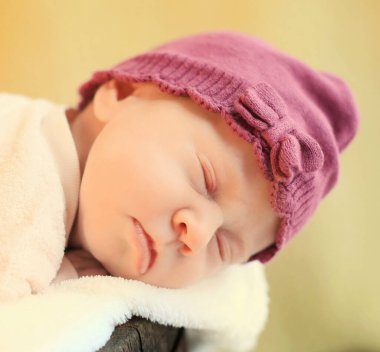 Genç güzel bebek sandıkta uyuyor.