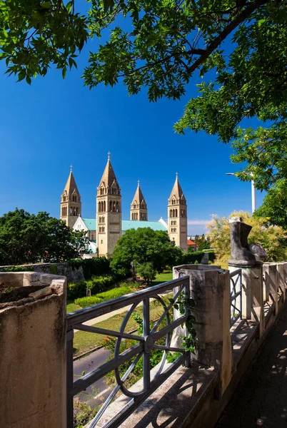 Quattro Torri Della Cattedrale Cristiana Pecs Ungheria — Foto Stock