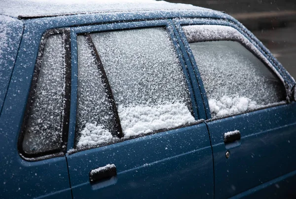 Auto Winter Auf Straße Mit Schnee Bedeckt — Stockfoto