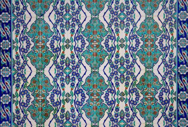 Duvarda süslemeli islam tarzı fayanslar