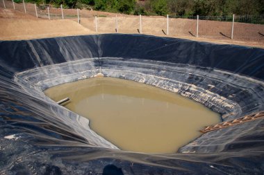 Kirli suyla izole edilmiş leachate göleti, çöplüğün bir kısmı.