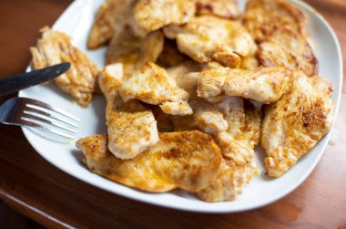 Kızarmış baharatlı tavuk eti tabakta