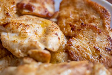 Kızarmış baharatlı tavuk eti tabakta