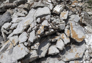 İnşaat atığı, beton ve tuğla yığını.