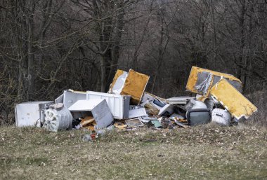 Terk edilmiş elektronik atık, ev aletleri.