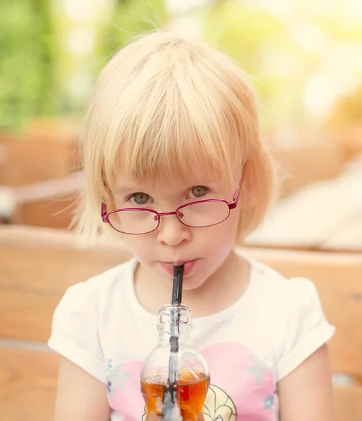 Νεαρό Χαριτωμένο Παιδί Ποτό Άχυρο Παγωμένο Τσάι Από Μπουκάλι — Φωτογραφία Αρχείου
