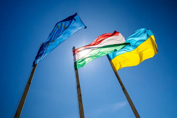 Banderas Hungría Ucrania Unión Europea Ondeando Poste Contra Cielo Azul — Foto de Stock