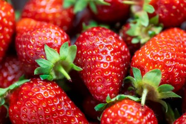 Olgun kırmızı çilek. Çilek arkaplanı. Tepeden çilekli.