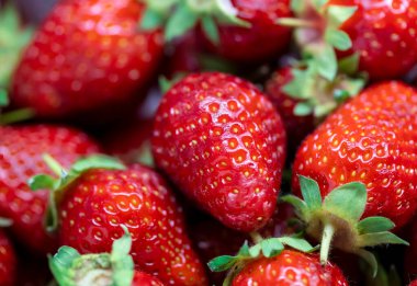 Olgun kırmızı çilek. Çilek arkaplanı. Tepeden çilekli.