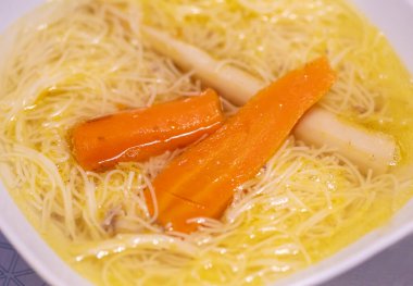 Havuç, şalgam ve makarna ile ev yapımı çorba.