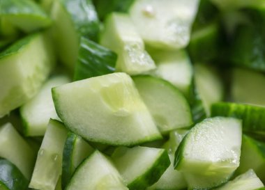 Sulu dilimlenmiş salatalık parçaları.