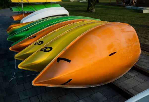 Muitos Barcos Plástico Coloridos Para Alugar Terra — Fotografia de Stock