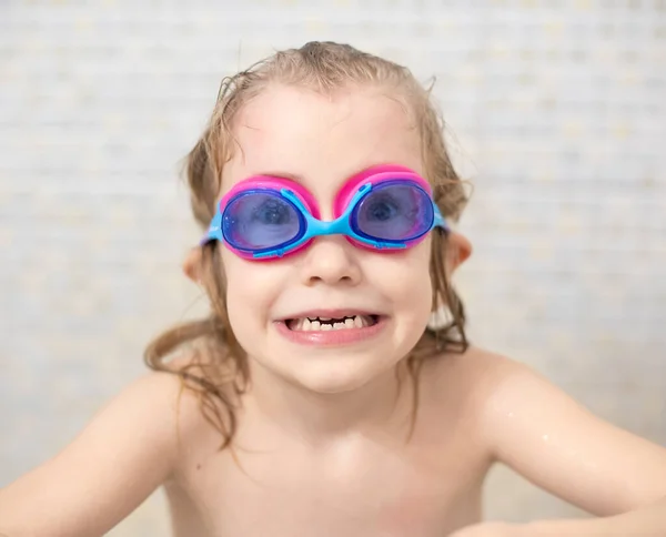 Divertido Lindo Niño Casa Con Gafas Buceo — Foto de Stock