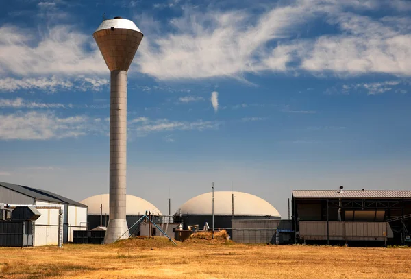 Impianto Biogas Simbolo Energia Alternativa Con Torre Dell Acqua — Foto Stock