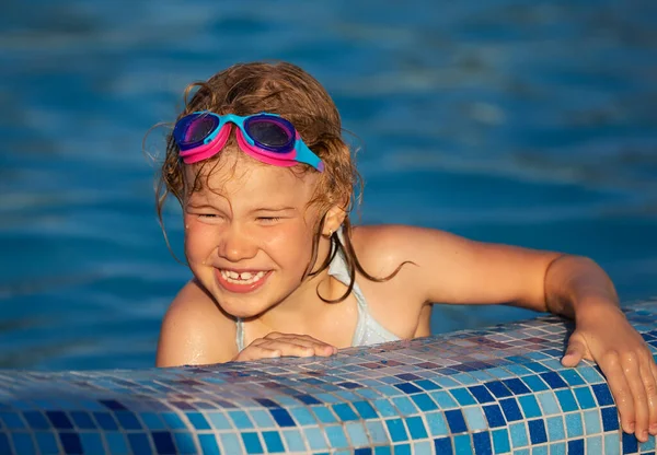 Joyful Kind Aan Rand Van Het Zwembad Zomer — Stockfoto