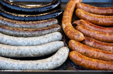 Geleneksel Alman sokak yemekleri. Büyük tavada kızarmış sosisler.