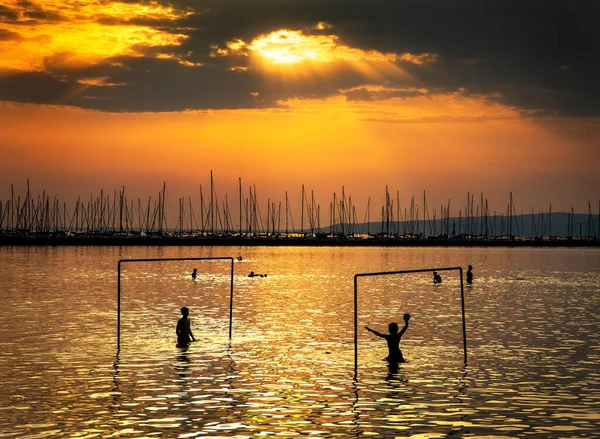 Παιδιά Παίζουν Μπάλα Στη Λίμνη Μπάλατον Στο Ηλιοβασίλεμα Καλοκαίρι Εικόνα Αρχείου
