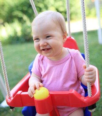 hızıyla gülümseyen şirin çocuk